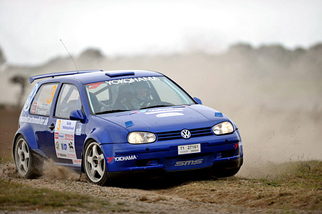 Landets mest erfarne rallykører Tim Svanholt har vundet næsten alt i rally, blot ikke den eftertragtede DM-titel. Men i år har han absolut muligheden for at vinde en DM-titel sammen med Per Henriksen i sin VW Golf GTI.